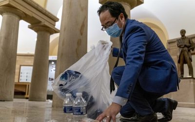 Lone congressman quietly picks up garbage in the Capitol Rotunda